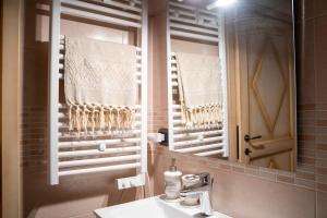 een badkamer met een wastafel en een spiegel bij Casa storica Austis, Sardegna in Austis