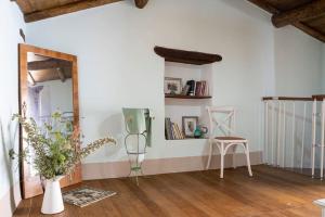 Habitación con paredes blancas, espejo y mesa. en Casa storica Austis, Sardegna, en Austis