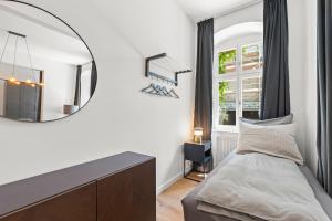 Postel nebo postele na pokoji v ubytování GreatStay - Straßburger Str 18, stylish 3 BR apartment in downtown Berlin