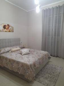 una camera con un letto e una foto appesa al muro di Casa del sole a Barletta