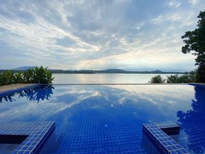 einen Pool mit Blick auf das Wasser in der Unterkunft A Hotel Simply in Chiang Saen