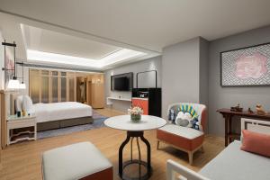 Rúm í herbergi á voco Guangzhou Shifu by IHG