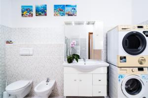 bagno con lavandino e lavatrice di Domo de Ro' a Onifai