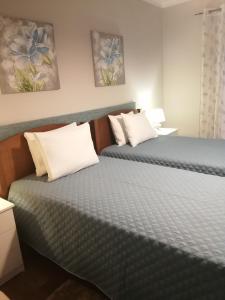 グランドラにあるCasa Vazのベッド2台が隣同士に設置された部屋です。