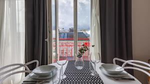 mesa de comedor con vistas a la ciudad en Wisus - Luxury Apartments, en Świnoujście