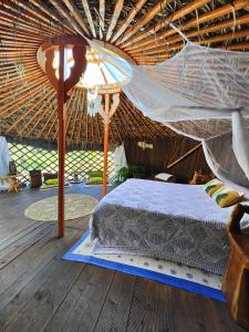 拉梅特拉·德·瑪爾的住宿－Yurta Bora Bora，一张位于带蚊帐的房间内的床铺