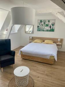 1 dormitorio con 1 cama, 1 silla y 1 mesa en Résidence Pont à l'Herbe, en Douai