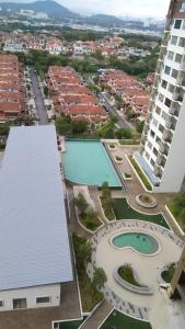 una vista aérea de un complejo con 2 piscinas en Sg Buloh Cozy Apartment WiFi & Netflix (Rahman Putra) (6pax), en Sungai Buloh