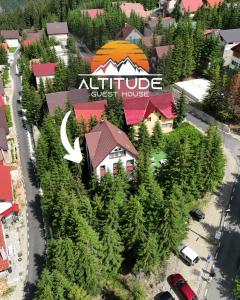 una vista aérea de una casa más antigua con árboles en Altitude Guest House Ranca en Ranca