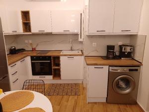Kuchyň nebo kuchyňský kout v ubytování kirkis apartment