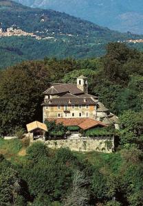 una casa vieja al lado de una montaña en Bella Italia chalet, en Massino Visconti