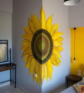 ein Bild einer gelben Sonnenblume an der Wand in der Unterkunft Sunflower in Kissamos