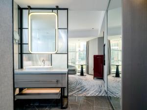 Voodi või voodid majutusasutuse Shenzhen Shanghai Hotel toas