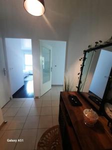 a room with a desk and a mirror and a hallway at Appt 2 pièces paisible : Confort & Parking inclus! in Savigny-le-Temple