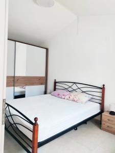 een slaapkamer met een bed en een spiegel bij Apartment Betty in Labin