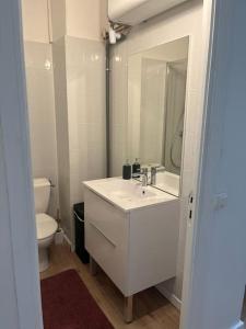 Ванна кімната в Appart'T2 avec terrasse