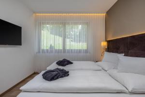 馬萊斯韋諾斯塔的住宿－Maraiashof，一间卧室设有两张白色的床和窗户
