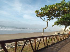 a view of the beach from a boardwalk at Casa 600mt da praia, 6km do Beto Carrero in Navegantes