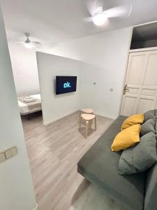 salon z kanapą i telewizorem w obiekcie Studio Sol Villa w Madrycie