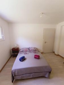 um quarto com uma cama com duas almofadas em Chambre à louer 15mnn de Grenoble-salle de bain privée-WIFI gratuit em Fontanil-Cornillon