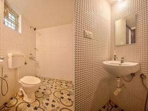 a bathroom with a toilet and a sink at Goa Garden 6BHK Villa with Private Pool Near Baga in Marmagao