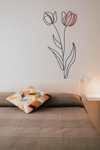 een slaapkamer met een bed met een bloem aan de muur bij MAF B&B in Cupello