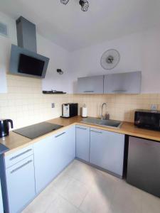 Η κουζίνα ή μικρή κουζίνα στο OLLY Apartament CIECHOCINEK