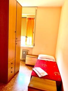 - une petite chambre avec un lit et un miroir dans l'établissement appartamento via Lauretis, à Silvi Marina