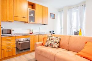 sala de estar con sofá y cocina en Living Fortezza 27! en Milán