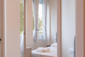 espejo con toallas en una cama frente a una ventana en Living Fortezza 27! en Milán