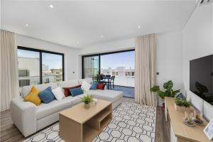 sala de estar con sofá y mesa en Terraços de Quarteira Zen by Real Properties en Quarteira