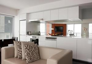 a living room with a couch and a kitchen at The Setsumon in Kutchan
