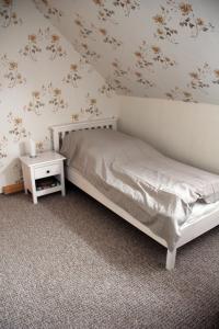 sypialnia z łóżkiem z kwiatami na ścianie w obiekcie Ferienwohnung Nagel 