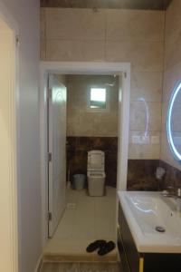 Koupelna v ubytování Al Aseel Apartment Buyoot Al Diyafah