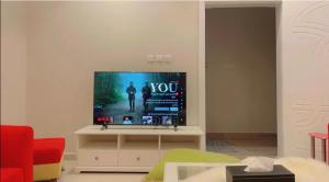 TV a/nebo společenská místnost v ubytování Al Aseel Apartment Buyoot Al Diyafah