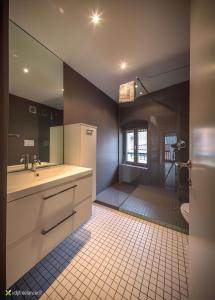 uma grande casa de banho com lavatório e WC em B&B Gli Scorci di Trento em Trento