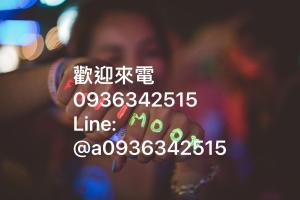 eine Person, die ein Handy in der Hand hält in der Unterkunft 巴黎Villa A館6-12人主題派對歡唱烤肉 in Luodong