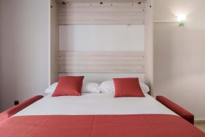 Rúm í herbergi á Hotel & Aparthotel Cosmos