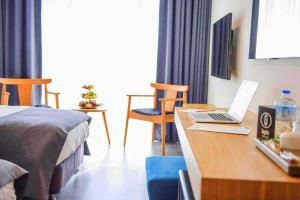 Pokój hotelowy z łóżkiem i biurkiem z laptopem w obiekcie INGATE Hotel w mieście Famagusta