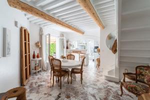 a kitchen and dining room with a table and chairs at Mas Provençal Luberon in Cheval-Blanc