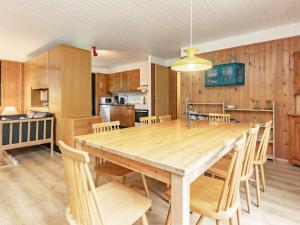 Bøtø Byにある8 person holiday home in Idestrupのダイニングルーム、キッチン(木製テーブル、椅子付)