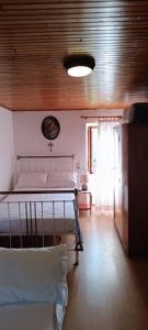 Un dormitorio con dos literas y una ventana. en Athina Country House, en Kouramádes