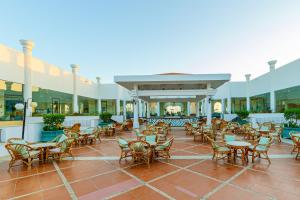 Siva Sharm Resort & SPA - Couples and Families Only في شرم الشيخ: فناء به طاولات وكراسي في مبنى