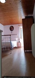Un dormitorio con una cama y un techo de madera. en Athina Country House, en Kouramádes 2 fotos más