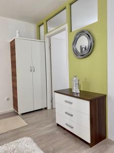 um quarto com uma cómoda e um espelho na parede em Prishtina Rent Apartment B Street em Pristina