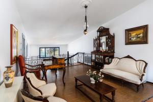 uma sala de estar com cadeiras, um sofá e uma mesa em Thalassa House em Néa Artáki