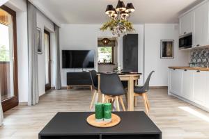考斯賽力克的住宿－Sobiczkowa DREAM，厨房以及带桌椅的起居室。