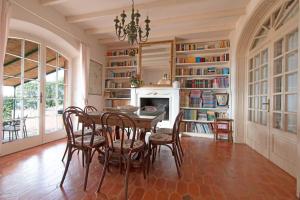 uma sala de jantar com uma mesa e cadeiras e uma lareira em Villa Stefania con Piscina em Magazzini