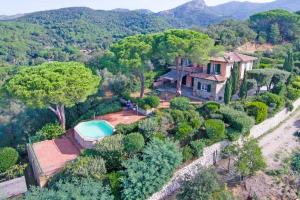 uma vista aérea de uma casa com piscina em Villa Stefania con Piscina em Magazzini