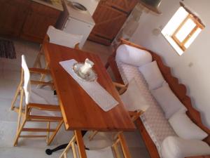 Ruang duduk di Small traditional house +6 gambar